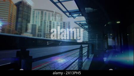 Das Bild zeigt eine Börsenanzeige mit blauen und grünen Börsennummern und Diagrammen Stockfoto