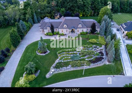 Erleben Sie den Reiz luxuriöser, Millionen-Dollar-Häuser in faszinierenden Landschaften der Dämmerung. Erkunden Sie atemberaubende Garten- und Hinterhofdesigns unter der Nacht Stockfoto