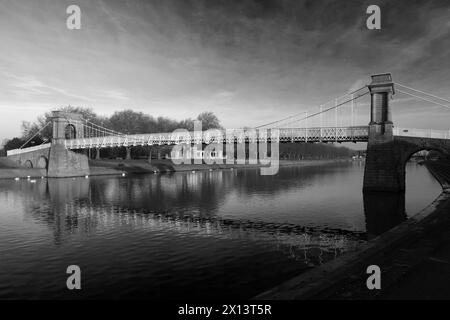 Die Wilford Suspension Bridge über den Fluss Trent, Nottingham City, Nottinghamshire, England, Großbritannien Stockfoto