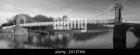 Die Wilford Suspension Bridge über den Fluss Trent, Nottingham City, Nottinghamshire, England, Großbritannien Stockfoto