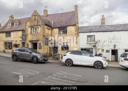 Englands ältestes inn, das Porch House in Stow-on-the-Wold, ein beliebtes Reiseziel für Touristen. Das älteste gasthaus Englands, Stow, die Cotswolds. Stockfoto