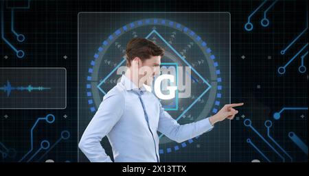 Bild des Scope-Scans und der Datenverarbeitung mit 6 g Text über dem kaukasischen Geschäftsmann Stockfoto