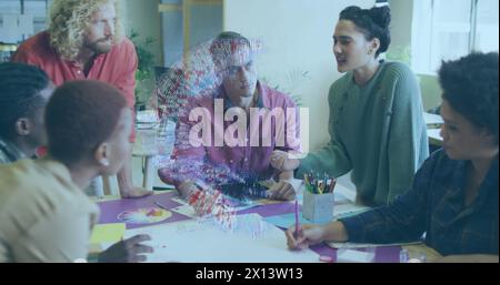 Eine Gruppe glücklicher Geschäftsleute diskutiert während eines Meetings in einem modernen Büro über die Arbeit Stockfoto