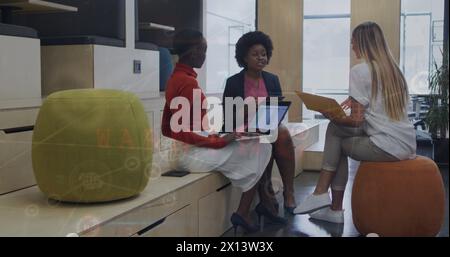 Bild von verbundenen Symbolen, Zahlen, Buchstaben und Symbolen bei verschiedenen Kollegen, die Berichte diskutieren Stockfoto