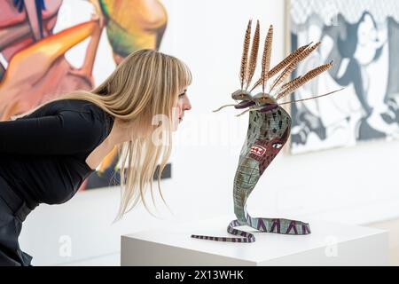 London, Großbritannien. 15. April 2024. Ein Mitarbeiter mit „Hydra „Siegfried“, 2021, von Jordy Kerwick (8.000 £ - 000) bei einer Vorschau auf Phillips „New Now“-Verkauf zeitgenössischer Kunst. Die Lose werden am 19. April in den Galerien des Berkeley Square von Phillips versteigert. Quelle: Stephen Chung / Alamy Live News Stockfoto