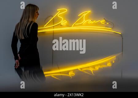 London, Großbritannien. 15. April 2024. Ein Mitarbeiter mit „Be Brave“, 2014, von Tracey Emin (Est. £30.000 - 50.000) bei einer Vorschau auf Phillips „New Now“-Verkauf zeitgenössischer Kunst. Die Lose werden am 19. April in den Galerien des Berkeley Square von Phillips versteigert. Quelle: Stephen Chung / Alamy Live News Stockfoto