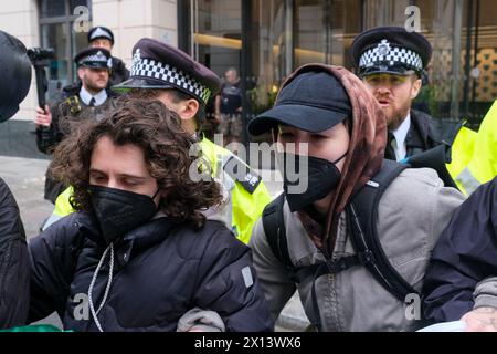 London, Großbritannien. April 2024. Pro-palästinensische Anhänger blockieren die Eingänge des Vermieters von Elbit Systems, London Metric. Die Londoner Demonstration, die Teil eines globalen Tages der „A15“-Aktionen ist, fordert das Unternehmen auf, Elbit Systems und andere Rüstungshersteller zu vertreiben. Quelle: Eleventh Photography/Alamy Live News. Gutschrift: Stockfoto