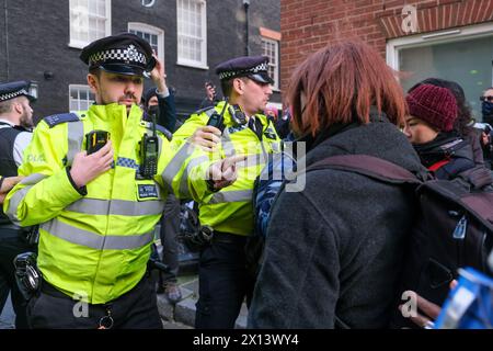 London, Großbritannien. April 2024. Pro-palästinensische Anhänger blockieren die Eingänge des Vermieters von Elbit Systems, London Metric. Die Londoner Demonstration, die Teil eines globalen Tages der „A15“-Aktionen ist, fordert das Unternehmen auf, Elbit Systems und andere Rüstungshersteller zu vertreiben. Quelle: Eleventh Photography/Alamy Live News. Gutschrift: Stockfoto