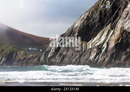 Irland, Coumeenoole Beach, Dunmore Head auf der Halbinsel Dingle mit Great Blasket Island im Hintergrund Stockfoto
