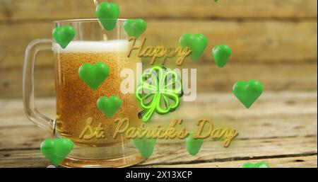 Bild von St. patrick's Day Text, Shamrock und grünen Herzen über einem Glas Bier Stockfoto
