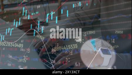 Bild der statistischen und Börsendatenverarbeitung über birassischen Mann mit Laptop in einem Café Stockfoto