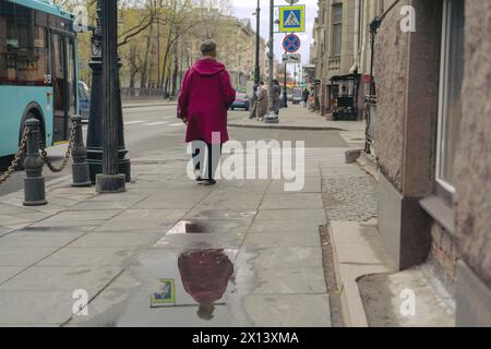 Rückansicht einer Seniorin, die allein auf der Straße von sankt petersburg lief Stockfoto