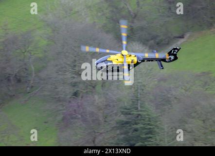 Royal Air Force Juno HT1 Hubschrauber mit niedrigem Niveau in Wales Stockfoto