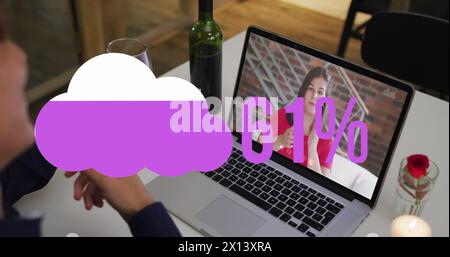 Bild des Cloud-Upload-Symbols vor der Rückansicht eines Mannes mit Getränken, der einen Imageruf auf dem Laptop hat Stockfoto