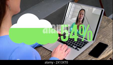Bild eines Cloud-Upload-Symbols vor der Rückansicht einer Frau, die in einem Café einen Imageruf auf einem Laptop hat Stockfoto