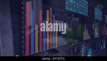 Bild der Schnittstelle mit statistischer Datenverarbeitung gegenüber leerem Büro Stockfoto