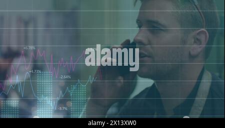 Bild der grünen Linien der Finanzdatenverarbeitung über dem kaukasier auf dem Smartphone Stockfoto