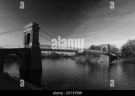 Die Wilford Suspension Bridge über den Fluss Trent, Nottingham City, Nottinghamshire, England, Großbritannien Stockfoto