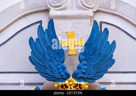 15. April 2024, Mecklenburg-Vorpommern, Stralsund: Blick auf das schwedische Wappen am Stralsunder Rathaus. Das Wappen mit dem schwedischen Löwen und einem Pommerschen greif wurde der Stadt 1720 von König Friedrich I. von Schweden verliehen. Am Rathaus werden Renovierungsarbeiten durchgeführt. Wenn das Gerüst hochsteht, sind Arbeiter an der Fassade beschäftigt, die vom Alten Markt aus gut sichtbar ist, einschließlich der Fenster. Das sogenannte Barockportal mit dem schwedischen Wappen auf der Westseite, das sich in der Ossenreyerstraße befindet, wird ebenfalls zu einem Gesamtpreis von rund 160.000 Euro restauriert Stockfoto