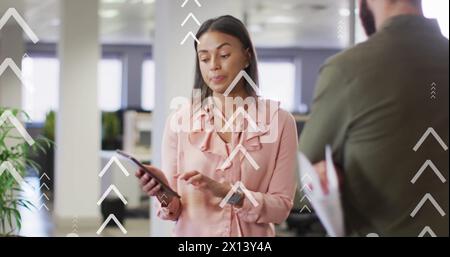 Bild von Pfeilen und Datenverarbeitung über verschiedene Geschäftsleute im Büro Stockfoto