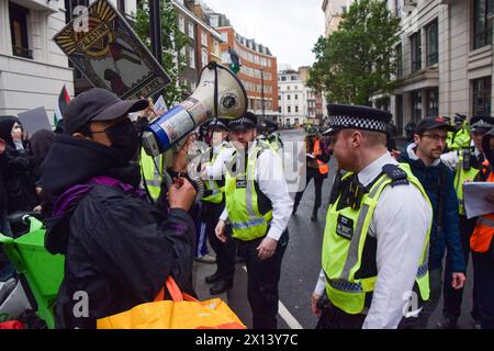 London, Großbritannien. April 2024. Polizisten schieben Demonstranten weg, die den Eingang während der Demonstration blockieren. Pro-palästinensische Demonstranten blockierten die Büros von London Metric und forderten die Immobiliengesellschaft auf, die Waffen- und Teilehersteller Elbit Systems, BAE und Boeing zu vertreiben, von denen die Demonstranten sagen, sie seien "Mitschuldig" an den israelischen Angriffen auf Palästinenser in Gaza. Quelle: SOPA Images Limited/Alamy Live News Stockfoto