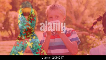 Bild eines bunten Puzzletücks über Kindern, die sich die Nase blasen Stockfoto