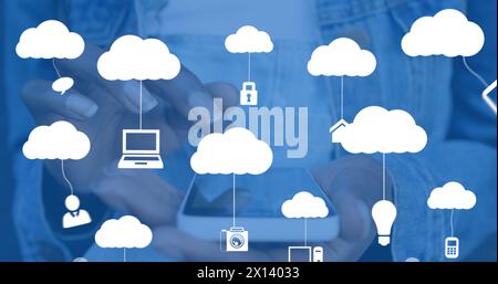 Bild von digitalen Clouds mit Symbolen über Frauen, die ein Smartphone verwenden Stockfoto