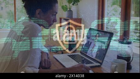 Bild: Vorhängeschloss für Online-Sicherheit und Kette über Geschäftsfrau bei Anruf mit Laptop-Bild Stockfoto