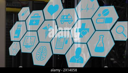 Bild des Netzwerks von medizinischen Symbolen und Datenverarbeitung über Computerserver Stockfoto