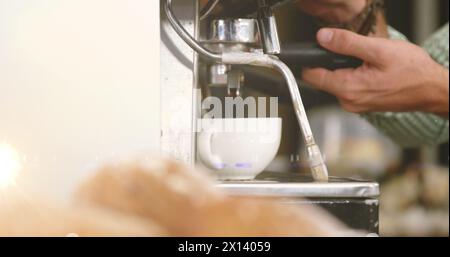 Abbildung: Glühende, bewegliche Lichter über der Kaffeemaschine Stockfoto