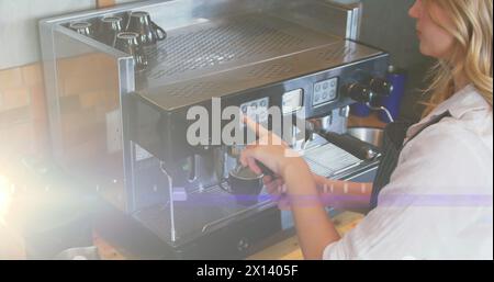 Abbildung: Glühende, bewegliche Lichter über der Kaffeemaschine Stockfoto