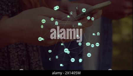 Bild eines Netzwerks von Verbindungen mit Ikonen über Frauen mit dem Smartphone Stockfoto