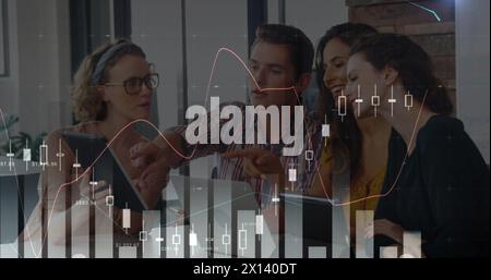 Bild von Finanzdiagrammen und -Daten über verschiedene Geschäftsleute, die im Büro sprechen Stockfoto
