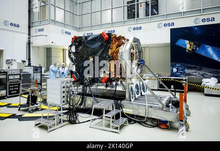 Noordwijk, Niederlande. April 2024. NOORDWIJK - das Raumschiff Hera in einem Reinraum des Europäischen Weltraumforschungs- und Technologiezentrums (ESTEC). Die ESA-Raumsonde wird die Ablenkung von Asteroiden im Rahmen einer planetaren Verteidigungsmission namens Hera untersuchen. ANP KOEN VAN WEEL niederlande Out - belgien Out Credit: ANP/Alamy Live News Stockfoto