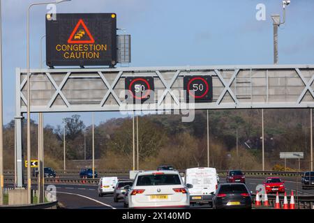 Schilder über der M90 in der Nähe von Edinburgh warnen vor Staus Stockfoto