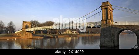 Die Wilford Suspension Bridge über den Fluss Trent, Nottingham City, Nottinghamshire, England, Großbritannien Stockfoto