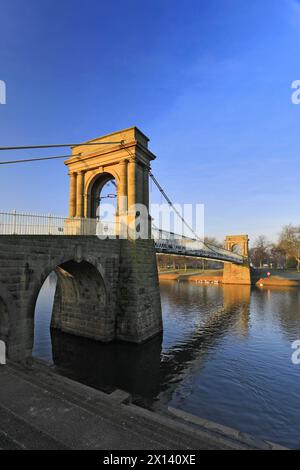 Die Wilford Suspension Bridge über den Fluss Trent, Nottingham City, Nottinghamshire, England, Großbritannien Stockfoto