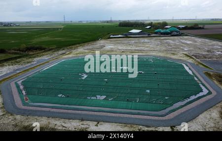 Meldorf, Deutschland. April 2024. Blick auf den ersten unterirdischen Lagertank in Deutschland (Foto mit einer Drohne). Nach dem Beispiel Dänemarks sollen öffentliche Gebäude und Haushalte in Meldorf künftig beheizt und mit Fernwärme und gespeicherter industrieller Abwärme sowie Solarenergie versorgt werden. Quelle: Marcus Brandt/dpa/Alamy Live News Stockfoto