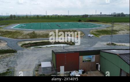 Meldorf, Deutschland. April 2024. Blick auf den ersten unterirdischen Lagertank in Deutschland (Foto mit einer Drohne). Nach dem Beispiel Dänemarks sollen öffentliche Gebäude und Haushalte in Meldorf künftig beheizt und mit Fernwärme und gespeicherter industrieller Abwärme sowie Solarenergie versorgt werden. Quelle: Marcus Brandt/dpa/Alamy Live News Stockfoto