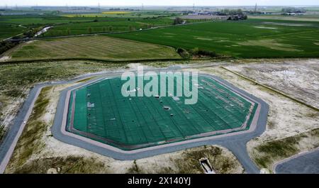 Meldorf, Deutschland. April 2024. Blick auf den ersten unterirdischen Lagertank in Deutschland (Foto mit einer Drohne). Nach dem Beispiel Dänemarks sollen öffentliche Gebäude und Haushalte in Meldorf künftig beheizt und mit Fernwärme und gespeicherter industrieller Abwärme sowie Solarenergie versorgt werden. Quelle: Marcus Brandt/dpa/Alamy Live News Stockfoto