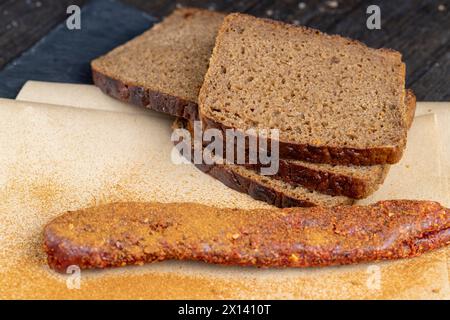 Wurst aus Fleisch und Schmalz mit offenem Pfeffer, sehr scharfes Schweinefleisch mit rotem Pfeffer auf dem Tisch Stockfoto