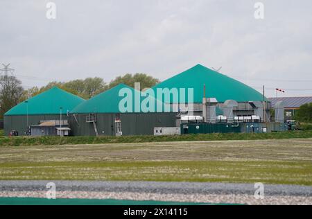 Meldorf, Deutschland. April 2024. Blick vom ersten unterirdischen Speicher Deutschlands auf eine Biogasanlage. Nach dem Beispiel Dänemarks sollen öffentliche Gebäude und Haushalte in Meldorf künftig beheizt und mit Fernwärme und gespeicherter industrieller Abwärme sowie Solarenergie versorgt werden. Quelle: Marcus Brandt/dpa/Alamy Live News Stockfoto