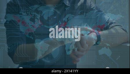 Bild der Datenverarbeitung auf Bildschirmen über dem kaukasier, der Smartwatch überprüft Stockfoto