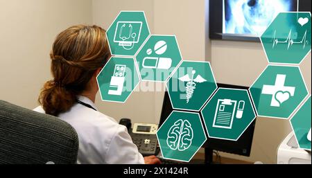 Darstellung wissenschaftlicher Ikonen in Hexagonen über kaukasische Laborarbeiterin am Computer Stockfoto