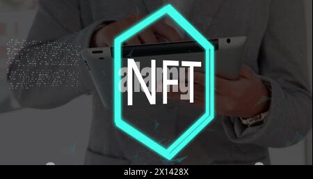 Bild der nft-Text- und Datenverarbeitung über kaukasischem Geschäftsmann mit Tablet Stockfoto