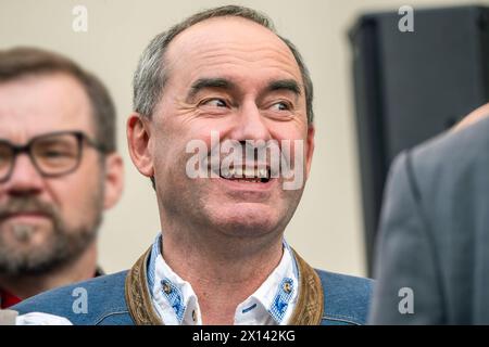 Hubert Aiwanger, stellvertretender Bayerischer Ministerpräsident, bei der Eröffnung der Landshuter Dult, Landshut, 12. April 2024 Deutschland, Landshut, 12. April 2024, Hubert Aiwanger, stellvertretender Bayerischer Ministerpräsident, Porträt bei der Eröffnung der Landshuter Frühjahrsdult, Aiwanger lacht, bayerisch, Bayern, *** Hubert Aiwanger, stellvertretender bayerischer Ministerpräsident, bei der Eröffnung des Landshut Dult, Landshut, 12. April 2024 12. April 2024, Hubert Aiwanger, stellvertretender bayerischer Ministerpräsident, Porträt bei der Eröffnung des Landshuter Frühlingsdult, Aiwanger lachen Stockfoto