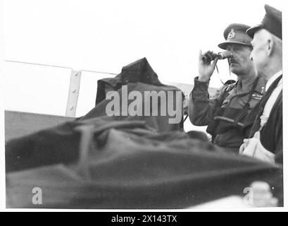 Die Offiziere nahmen an einer kombinierten Operation an Bord eines Zerstörers während der Ausbildung der British Army teil. Stockfoto