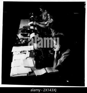 MIT TOMMYS KONTEN ZU TUN - Eine Reihe von Schreibmaschinen bei der Arbeit. Auf der rechten Seite befinden sich Ptes. Jean und Margaret McCallum, Zwillingssisteis von Ilford British Army Stockfoto