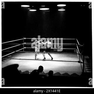 ARMY BOXING CHAMPIONSHIPS - Szenen während des Kampfes zwischen Private Bonser [R.A.] gegen RFN. G. Albrow [R.B.] RFM. G. Albrow, in schwarzen Shorts, hat gewonnen. [Professionelle Bantam-Gewichtsklasse] britische Armee Stockfoto