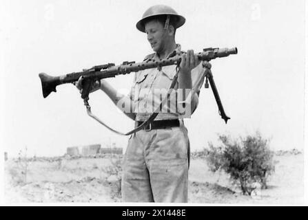 DEUTSCHE AUSRÜSTUNG VON UNSEREN PANZEREINHEITEN IN DER NÄHE VON SOLLUM - Eine gekaperte deutsche Maschine gune, gefangen in der Nähe von Sollum, britische Armee Stockfoto